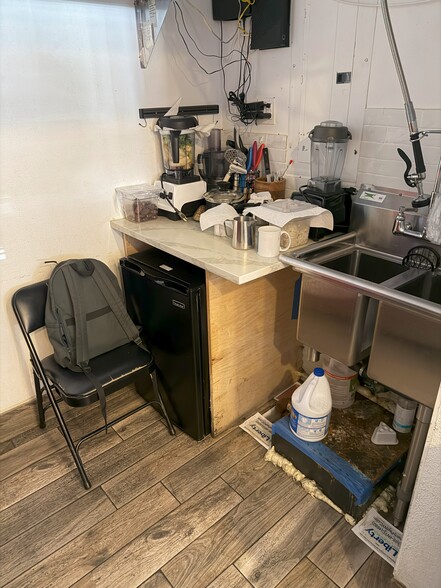 More Photos Of 86 Greenpoint Ave, Brooklyn Convenience Store For Lease