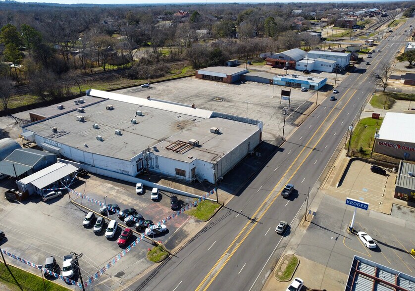 More Photos Of 315-330 E Spring St, Palestine Unknown For Lease