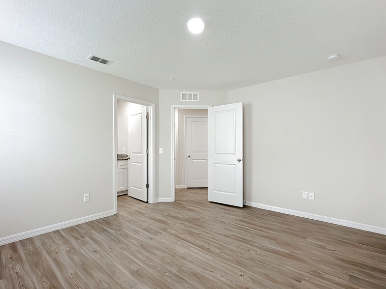 More Photos Of 9556 Hood Rd, Jacksonville Apartments For Sale