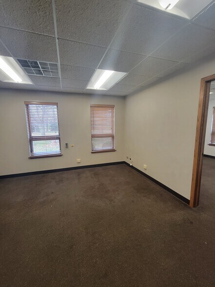 More Photos Of 290 Telser Rd, Lake Zurich Warehouse For Lease