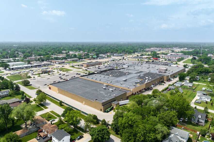 More Photos Of 202-300 W North Ave, Villa Park Unknown For Lease