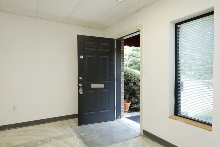 More Photos Of 4122 B Bennett Memorial Rd, Durham Flex For Lease