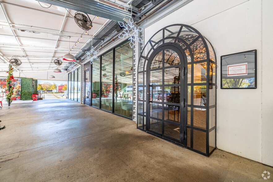 More Photos Of 3011 Gulden Ln, Dallas Restaurant For Lease