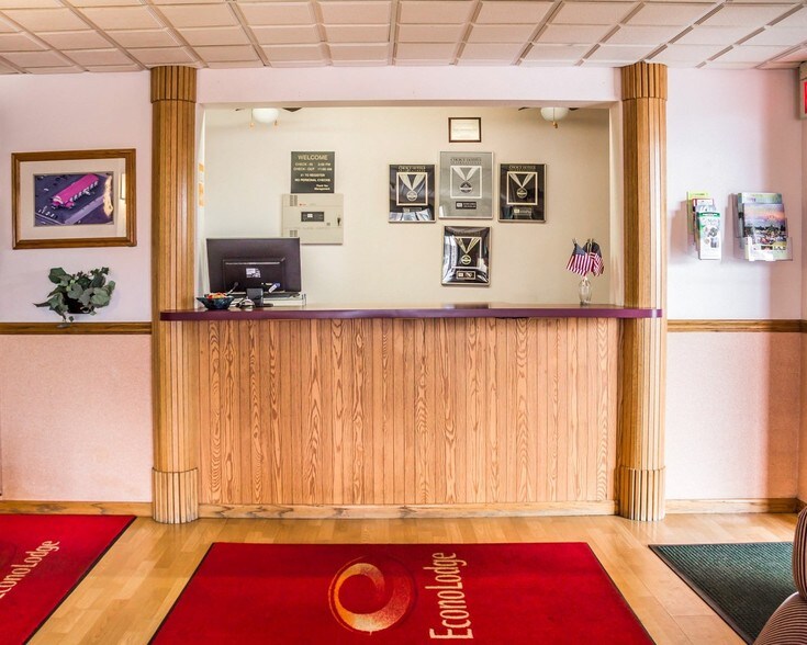 More Photos Of 921 N Lincoln Rd, Escanaba Hotel For Sale