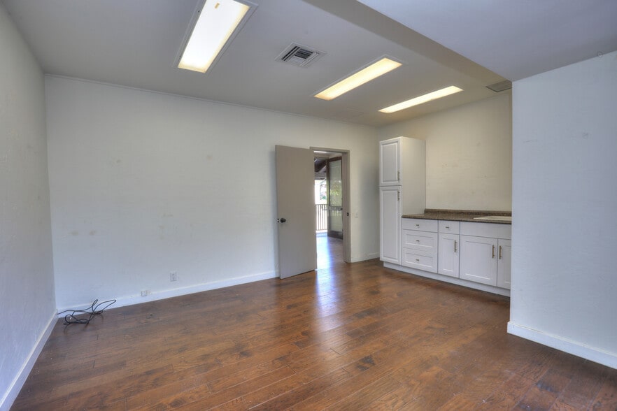 More Photos Of 928 Garden St, Santa Barbara Office For Sale