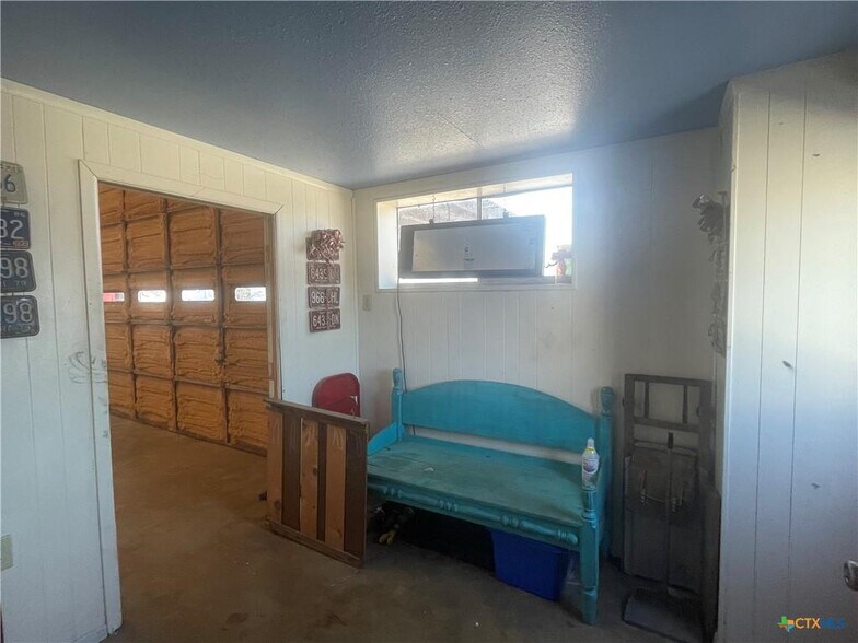 More Photos Of 107 10th St, Lampasas General Retail For Sale