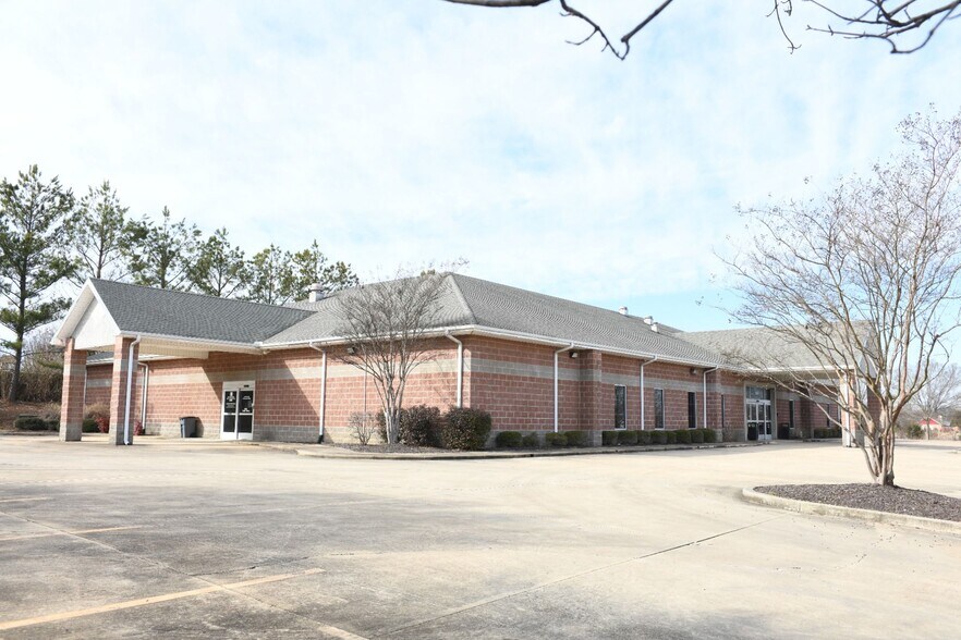 Primary Photo Of 2089 Southridge Dr, Tupelo Medical For Sale