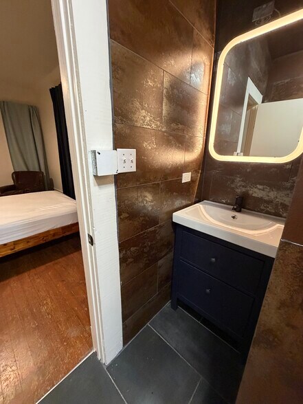 More Photos Of 402 Hyde Park Blvd, Houston Multifamily For Sale
