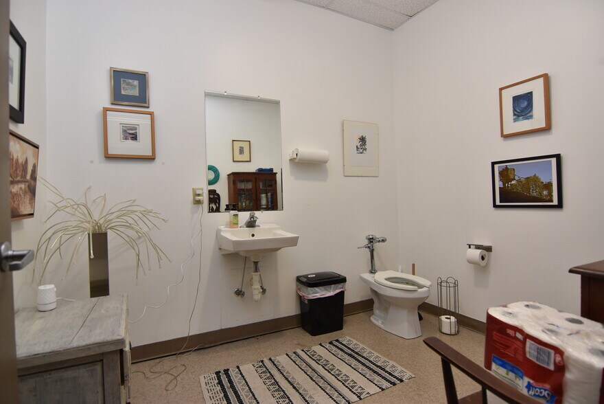 More Photos Of 10 S Walnut St, Milford Restaurant For Sale