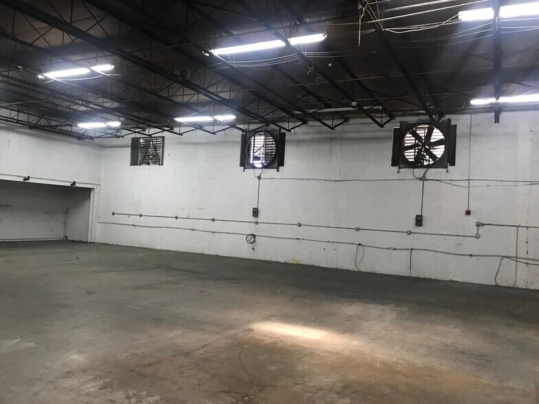 More Photos Of 760 W 28th St, Hialeah Warehouse For Lease
