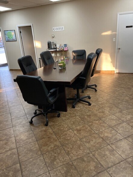 More Photos Of 139-141 Crossen Ave, Elk Grove Village Warehouse For Lease