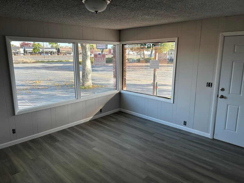 More Photos Of 4810 Westside Rd, Redding Flex For Lease