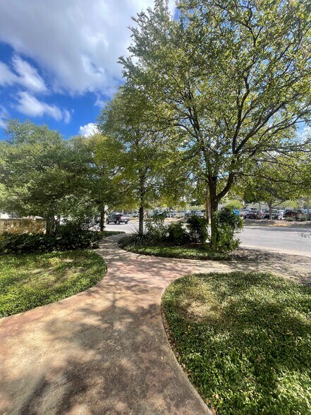 More Photos Of 242 W Sunset Rd, San Antonio Office For Sale