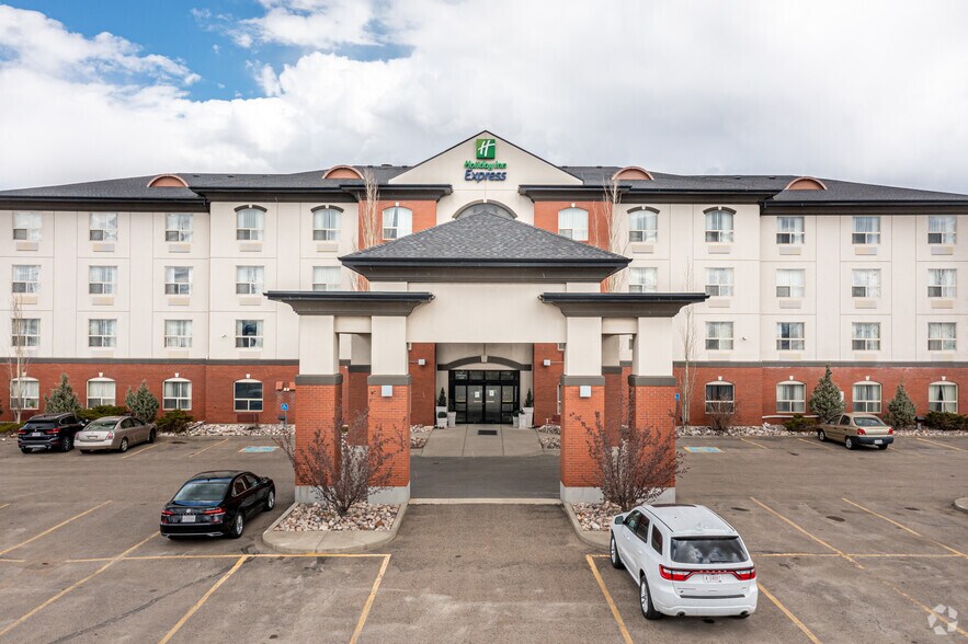 More Photos Of 11 Portage Ln, Strathcona County Hotel For Lease