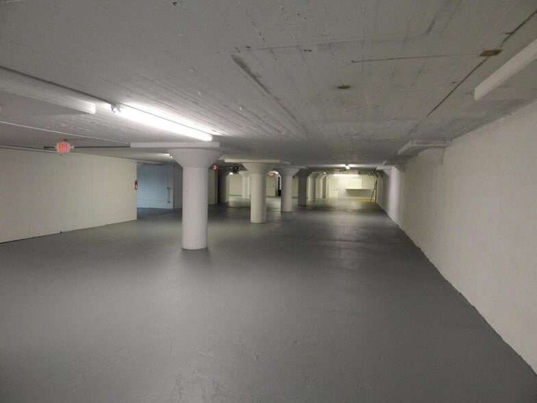 More Photos Of 327 S Fir St, Medford Warehouse For Sale
