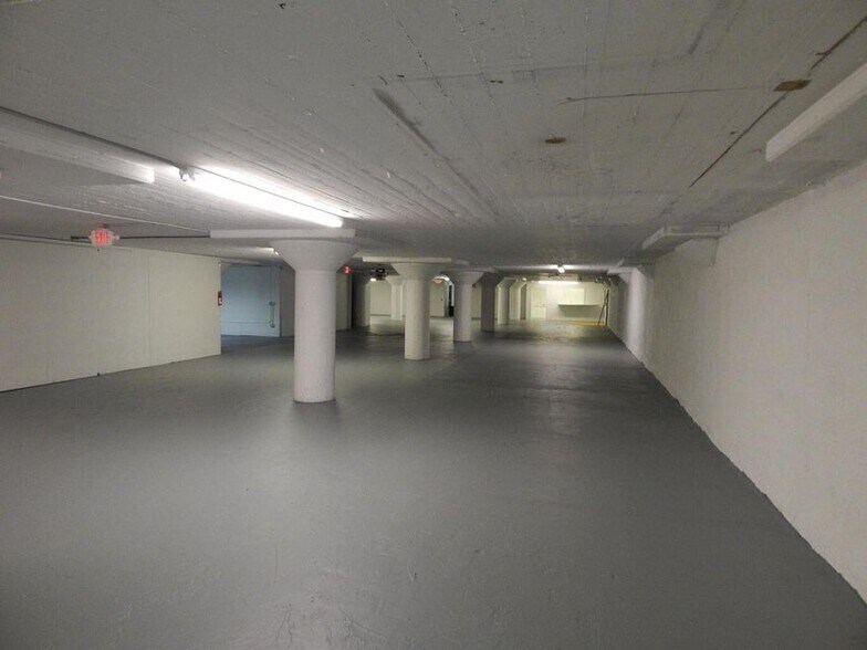 More Photos Of 327 S Fir St, Medford Warehouse For Sale