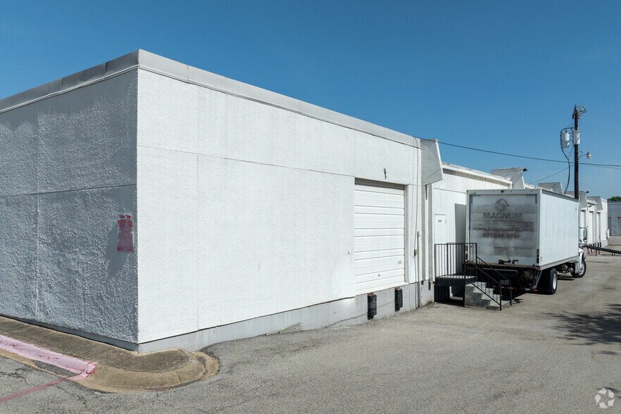 More Photos Of 1100-1120 Luke St, Irving Unknown For Lease