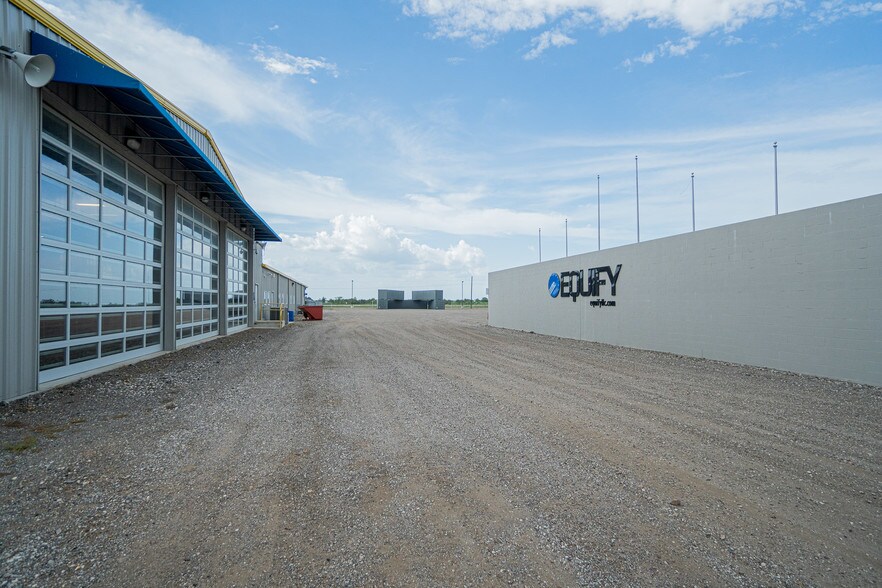 More Photos Of 7044 Interstate 10, Sealy Distribution For Sale