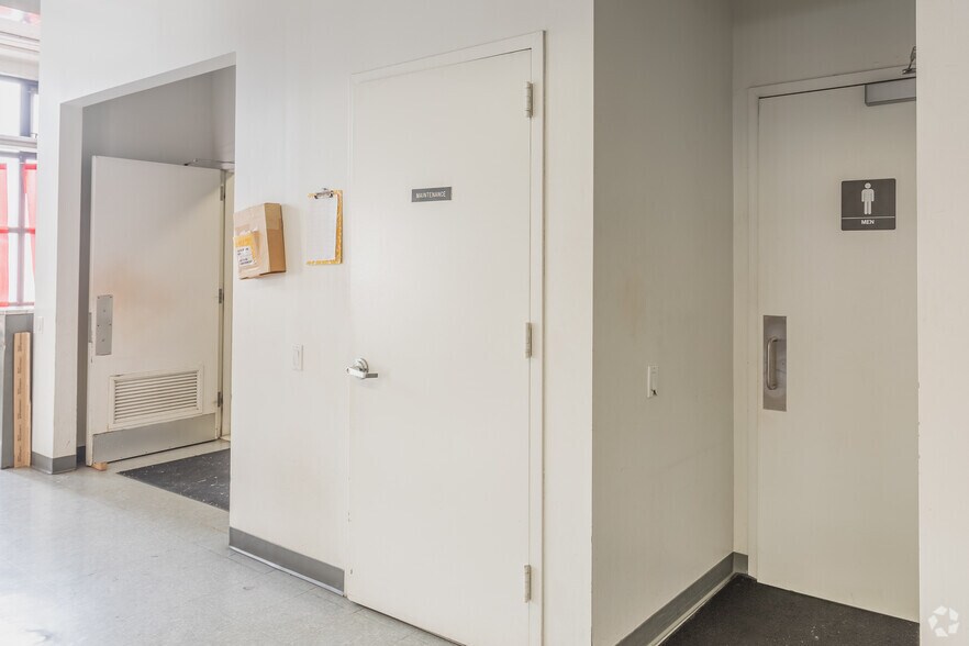 More Photos Of 33-00 47th Ave, Long Island City Warehouse For Lease