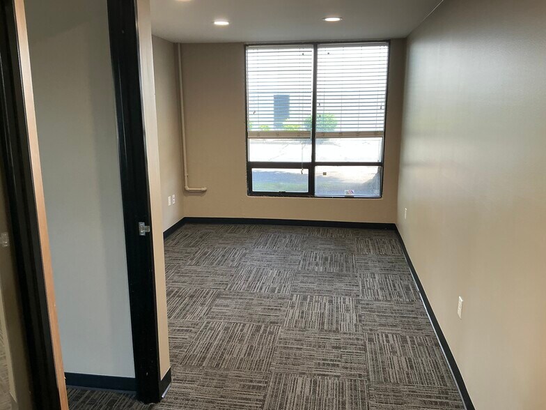 More Photos Of 5293 NE Elam Young Pky, Hillsboro Showroom For Lease