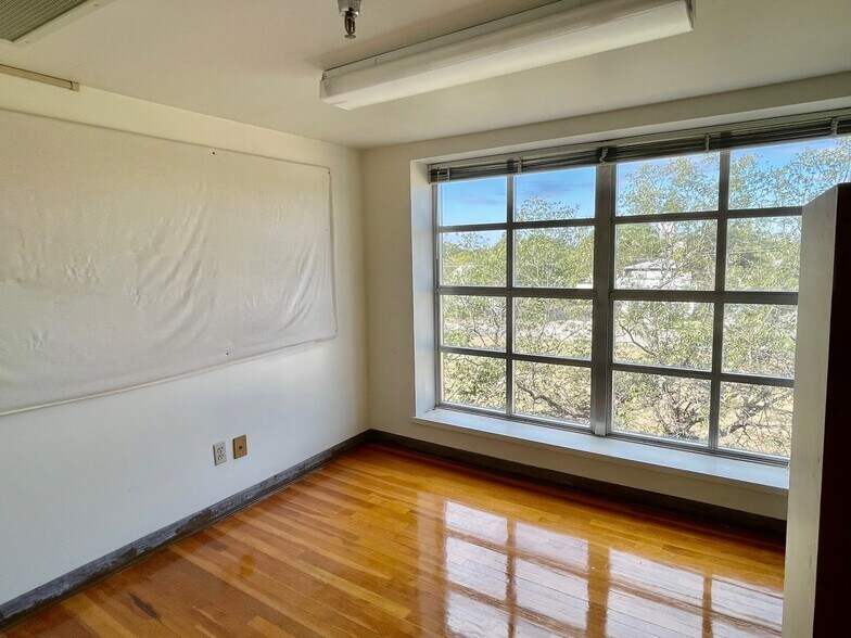 More Photos Of 216 E College St, Seguin Flex For Sale