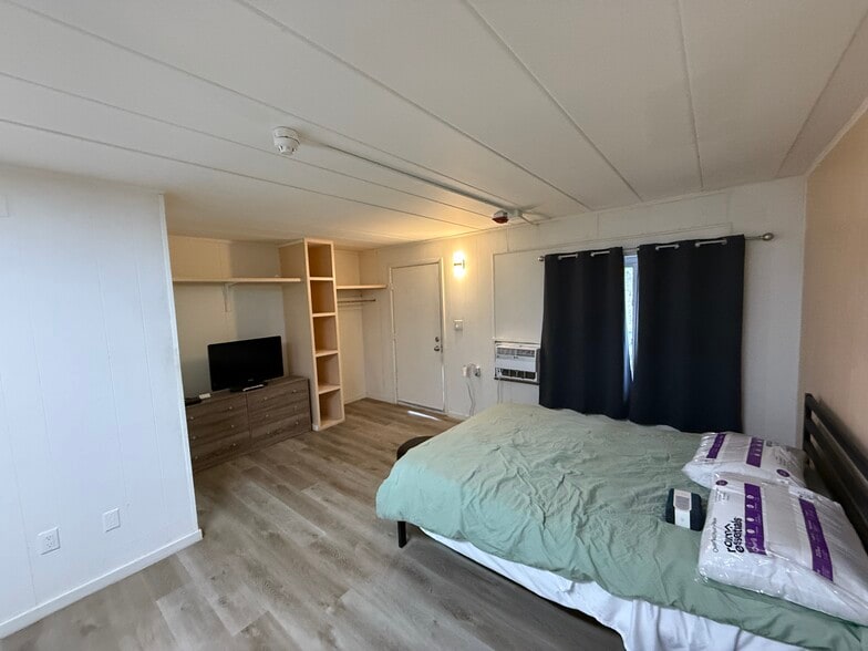 More Photos Of 111 W 12 Mile Rd, Royal Oak Hotel For Sale