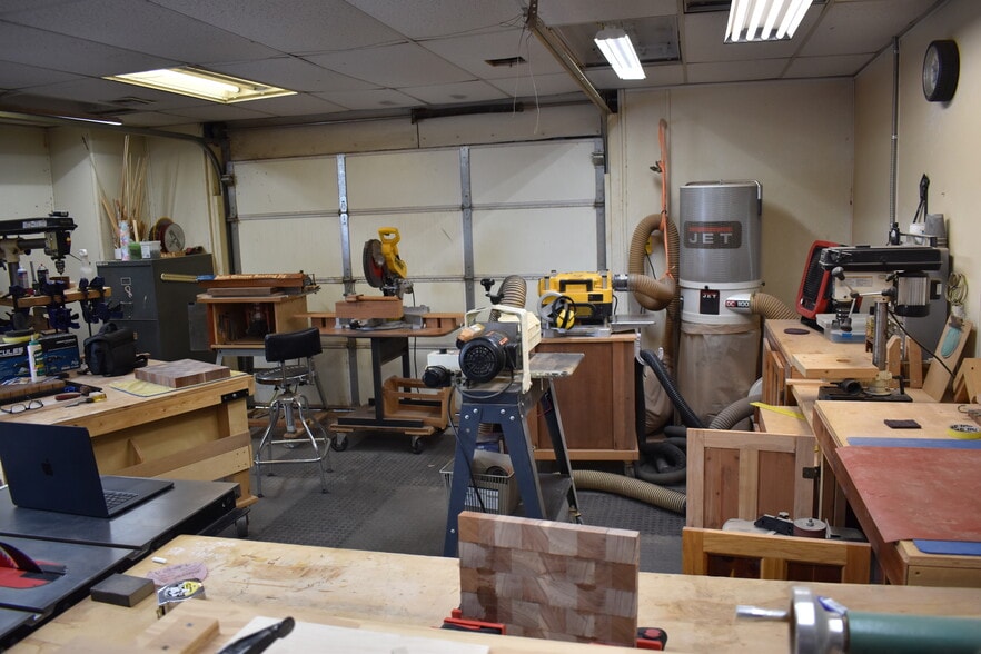 More Photos Of 831-841 Industrial Dr, Yukon Light Manufacturing For Sale