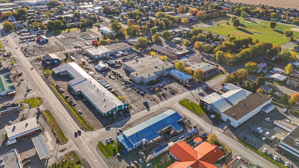 More Photos Of 2211 Québec 112, Saint-cesaire Distribution For Sale