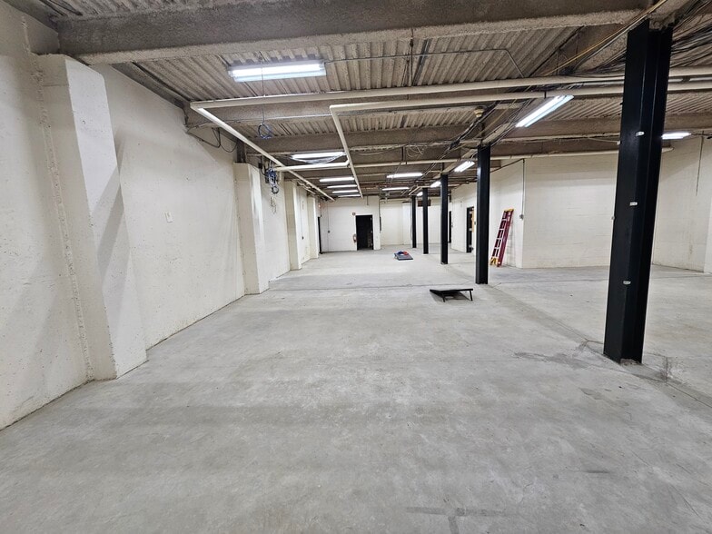 More Photos Of 20 Industrial Dr, Middletown Light Manufacturing For Lease