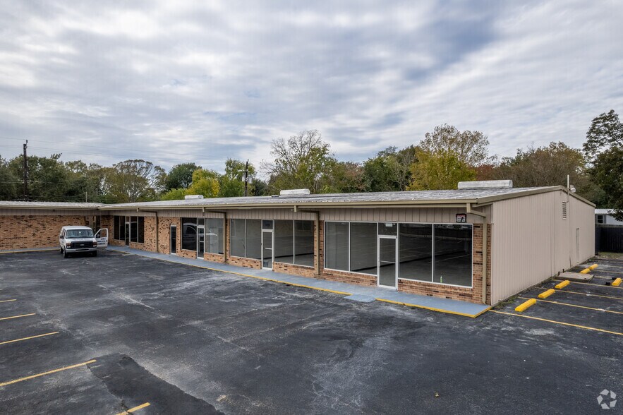 More Photos Of 1301-1309 Sandy Ln, Baytown General Retail For Sale