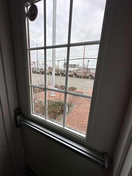 More Photos Of 25 Nassau Ln, Island Park Office For Lease