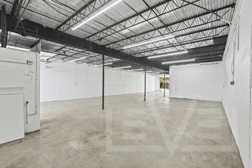 More Photos Of 3932 NE 5th Ave, Oakland Park Warehouse For Lease