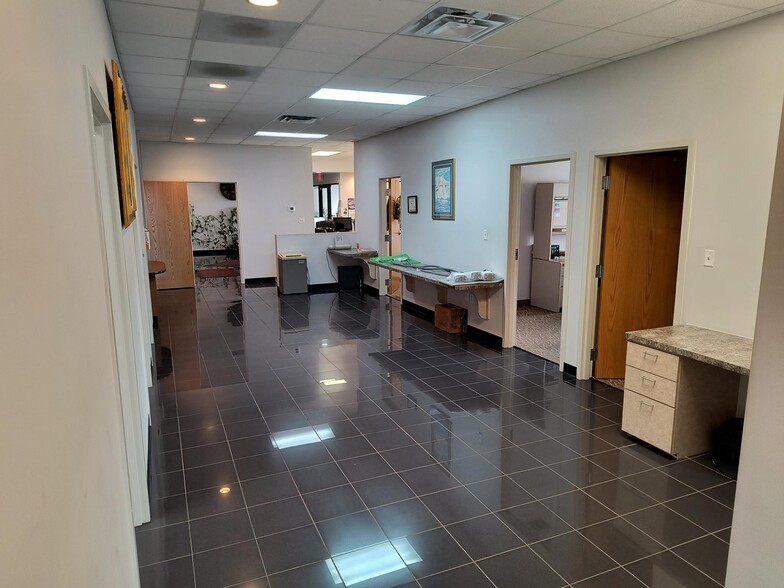 More Photos Of 9801-9805 Prairie Ave, Highland Medical For Lease