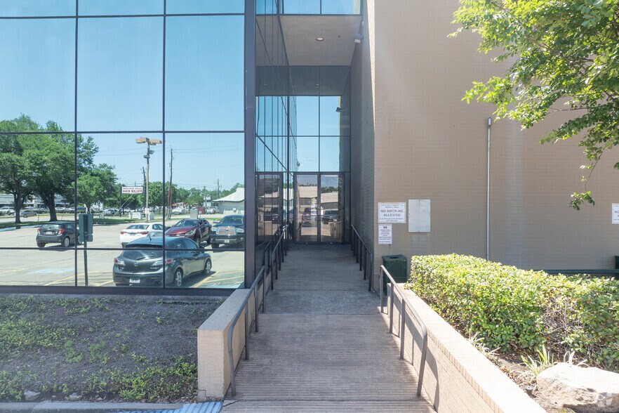 More Photos Of 1880 S Dairy Ashford Rd, Houston Office Residential For Lease