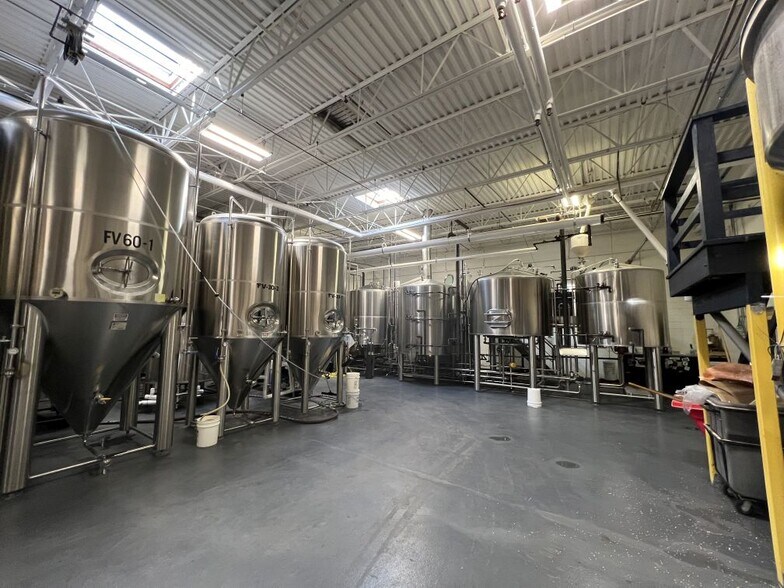 More Photos Of 16 Business Park Dr, Branford Warehouse For Lease