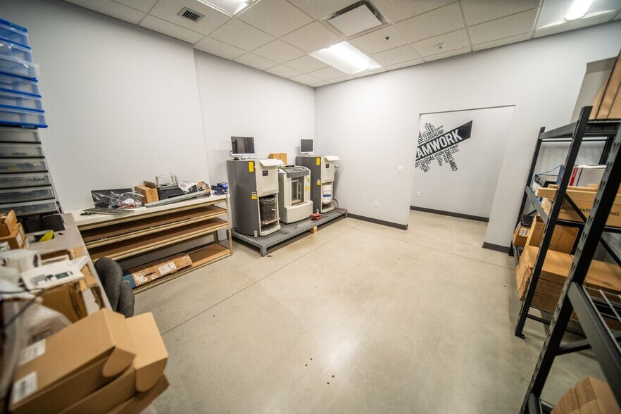 More Photos Of 1820 14th St NW, Rochester Showroom For Sale