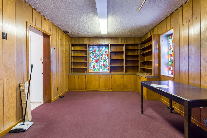 More Photos Of 1809 34th St, Lubbock Religious Facility For Sale