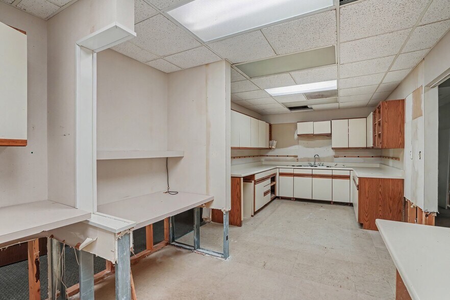 More Photos Of 13010 White Ave, Grandview Office For Lease