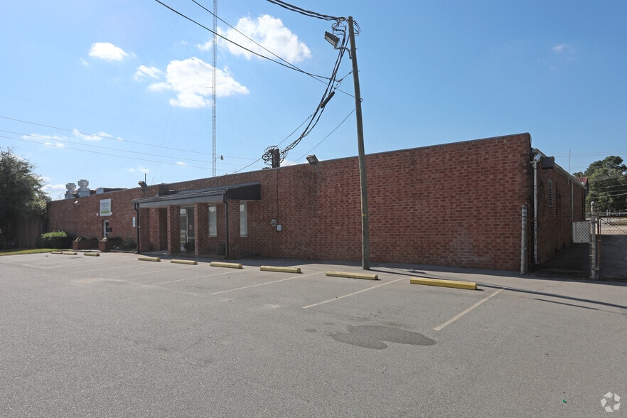 More Photos Of 2236 Southern Ave, Fayetteville Warehouse For Lease