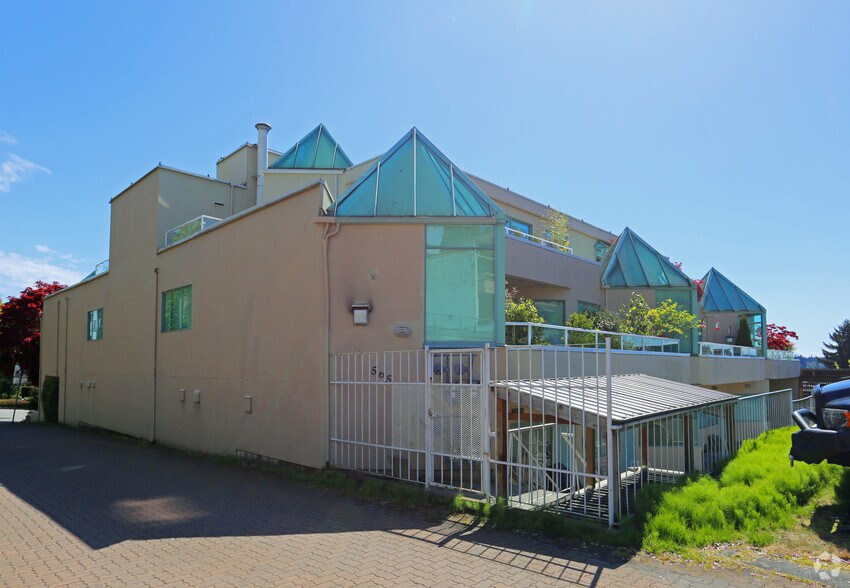 More Photos Of 565 17th St W, West Vancouver Office For Lease