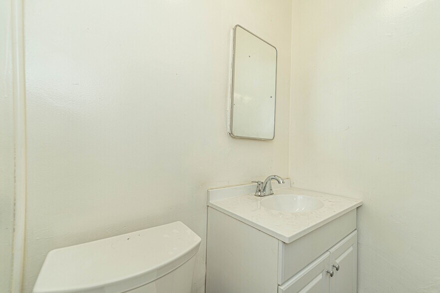 More Photos Of 947 N Vignes St, Los Angeles Warehouse For Sale