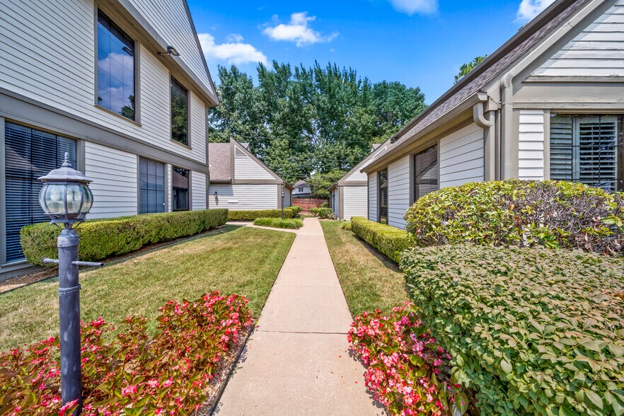 More Photos Of 2417 E Skelly Dr, Tulsa Office For Sale