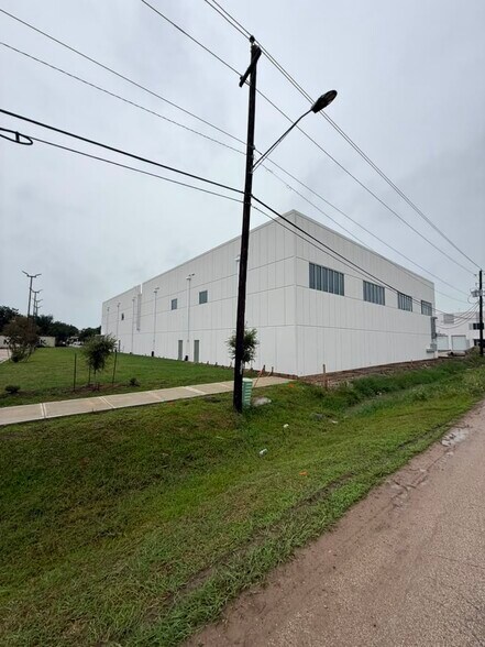 More Photos Of 14410 Fondren Rd, Missouri City Warehouse For Lease