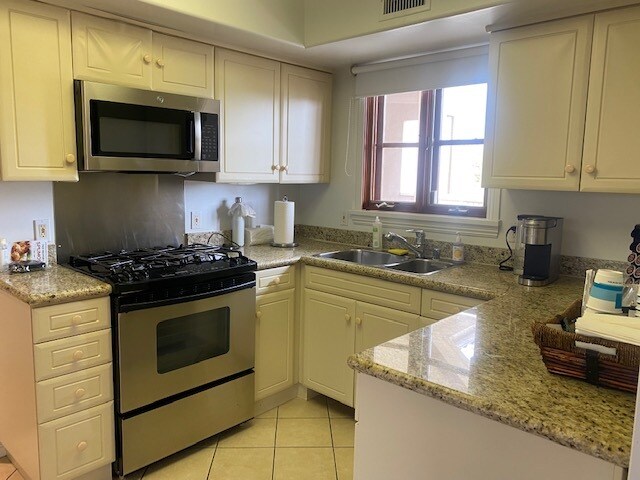 More Photos Of 1230 Montana Ave, Santa Monica Storefront Retail Office For Lease