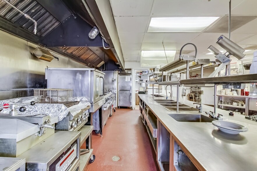 More Photos Of 1970 N Lincoln Ave, Chicago Storefront Retail Residential For Lease