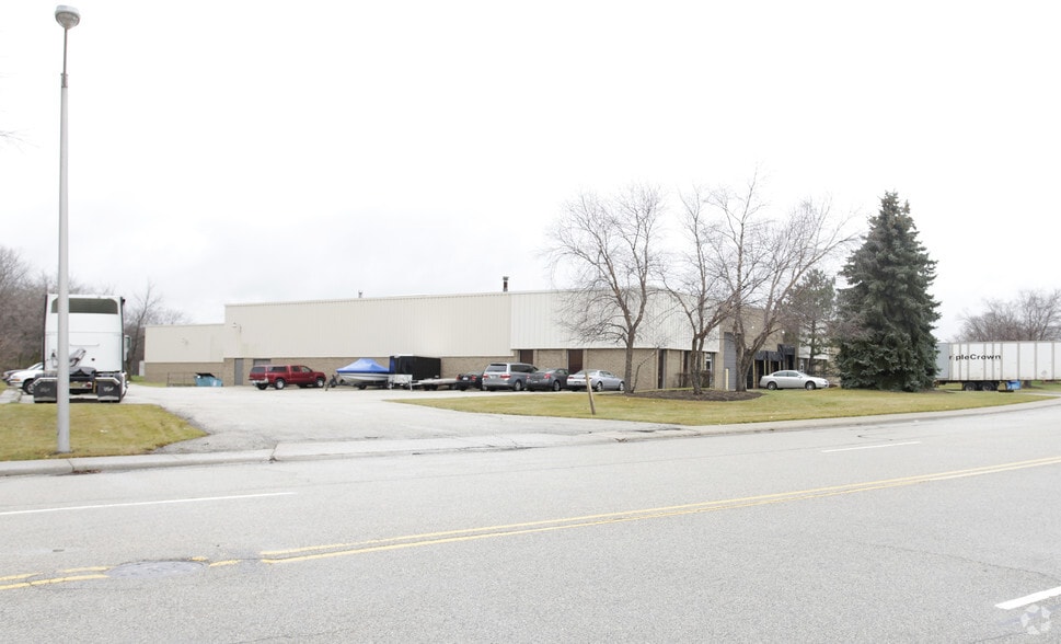 More Photos Of 950-970 Tower Rd, Mundelein Warehouse For Lease