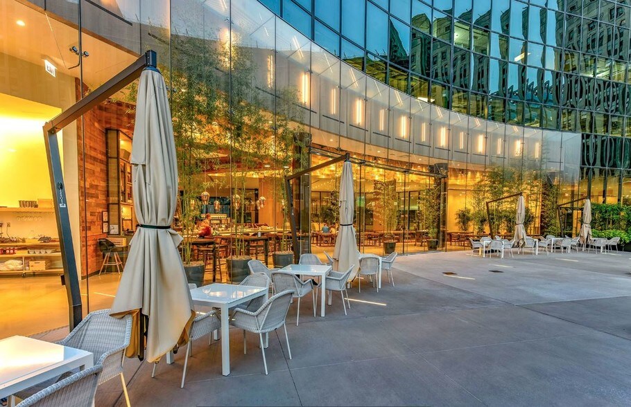 More Photos Of 300 S Riverside Plz, Chicago Office For Lease