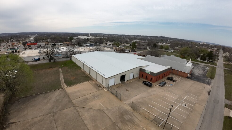 More Photos Of 710 S Adams St, Sapulpa Distribution For Sale