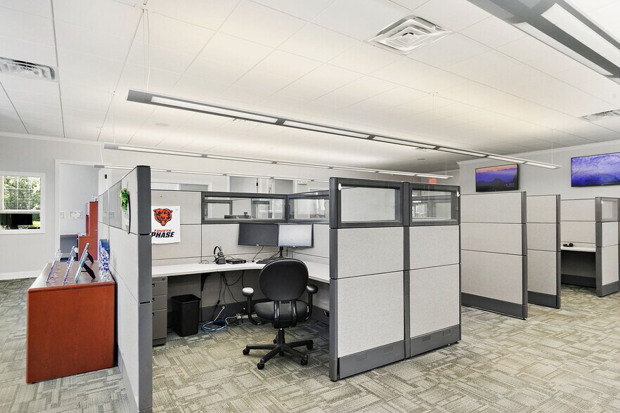 More Photos Of 220 Garden St, Yorkville Office For Sale