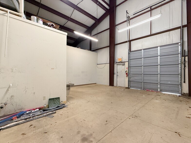 More Photos Of 4720 University Blvd E, Tuscaloosa Showroom For Lease